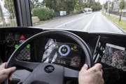 Futuristisches Cockpit: Der Elektrobus "Urbino" im Test auf dem Streckennetz der Verkehrsbetriebe Luzern vbl. (Bild: Alexandra Wey/Keystone (Luzern, 1. Februar 2018))