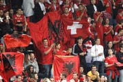 Schweizer und Albaner Fans vereint beim WM-Qualifikationsspiel am 11. September 2012 in der Swissporarena in Luzern. (Bild: Keystone/Urs Flüeler)