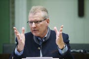 Finanzdirektor Heinz Tännler appellierte an die Vernunft der zuständigen Angestellten in den Gemeinden, dass diese auch künftig mündliche Informationen zu einfachen Fragen geben. (Bild: Stefan Kaiser (Zug, 27. November 2016))