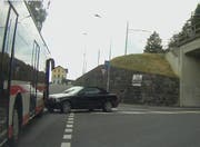 Der BMW prallte in die Front des Busses. (Bild: Leserfoto Bote der Urschweiz)