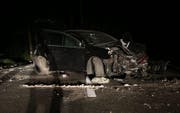 Drei Personen wurden verletzt aus diesem Auto geborgen. (Bild: Luzerner Polizei)