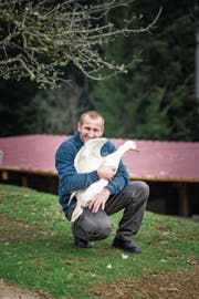 Idylle im Hundsmoos: Ruedi Hurni (39) mit einer seiner Gänse. (Bild: Roger Grütter (Marbach, 6. April 2017))