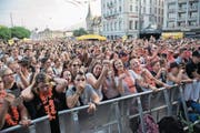 Das Luzerner Fest zieht jährlich massenhaft Besucher an – wie hier vor der Bühne beim Schwanenplatz. (Bild: Dominik Wunderli (Luzern, 24. Juni 2017))