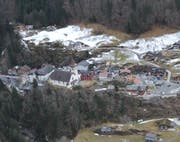 Blick aus dem Helikopter auf das abgeschnittene Dorf Bristen mit der Kirche. (Bild: Urs Hanhart (Bristen, 9. März 2017))