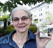 Karin Fischer zeigt ihre legalen Hanfzigaretten, die sie letzte Woche im Coop gekauft hat. (Bild: Werner Schelbert (14. September 2017))