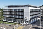 Äusserlich unverändert: das neu renovierte Gebäude der Zuger Kantonalbank am Postplatz. (Bild: PD)