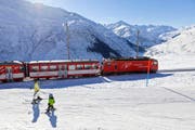 A train of the "Glacier Express", which connects St. Moritz in the canton of Grisons with Zermatt in the canton of Valais, passes through the skiing area at "Naetschen/Guetsch" close to the "Operalppass" mountain pass above the village of Andermatt in the canton of Uri, Switzerland, pictured on January 5, 2011. (KEYSTONE/Martin Ruetschi) Ein Zug des "Glacier Express", der St. Moritz im Kanton Graubuenden mit Zermatt im Kanton Wallis verbindet, durchfaehrt beim Oberalppass das Skigebiet am "Naetschen/Guetsch", aufgenommen am 5. Januar 2011 bei Andermatt im Kanton Uri. (KEYSTONE/Martin Ruetschi) (Bild: MARTIN RUETSCHI (KEYSTONE))