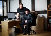 Carlo Meier (vorn) und sein Sohn Sidi arbeiten zusammen. (Bild: Stefan Kaiser (Zug, 23. Januar 2018))