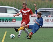 Sachseln, hier mit Roberto Cataldi (rechts), möchte auch in den kommenden Jahren das Obwaldner 3.-Liga-Derby gegen Alpnach (links Andreas Hurschler) bestreiten. (Bild: Dominik Wunderli (Alpnach, 2. September 2017))