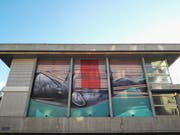 Auf der Aussenfassade des Neubads Luzern hat die «Nevercrew» auf 126 qm einen riesigen, blauen Wal gemalt. Anlass dazu ist die zweite Ausgabe des von Viva con Agua organisierten Neusicht Festivals. (30. September 2016) (Bild: Claude Hagen)