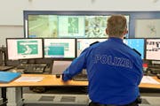Blick in die Einsatzleitzentrale der Luzerner Polizei im Hauptgebäude. (Bild: Grafik: Janina Noser/Quellen: Luzerner Polizei/JSD)