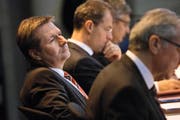 Finanzdirektor Marcel Schwerzmann während der Budgetdebatte im vergangenen Dezember im Kantonsrat. Neben ihm Baudirektor Robert Küng (rechts) und Bildungsdirektor Reto Wyss. (Bild Jakob Ineichen)