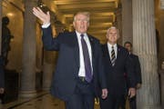 Kurz vor der entscheidenden Abstimmung im Repräsentantenhaus über die geplante Reform der US-Steuergesetzgebung, machte Präsident Donald Trump die Aufwartung. (Bild: Jim Lo Scalzo / EPA (Washington, 16. November 2017))