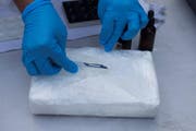 In einem Paket ist Kokain verpackt. (Bild: Imago)