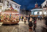 Das Karussell auf dem Franziskanerplatz lässt Kinder und Erwachsene staunen. (Bild: Nadia Schärli (Luzern, 1. Dezember 2017))