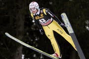 Simon Ammann bei seinem Sprung auf 121.5 Metern im ersten Durchgang. (Bild: Keystone)