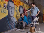 Die beiden Künstler vom «Kollektiv Sixpack» bei der Arbeit an ihren Graffitis. (Bild: PD)