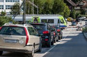 Wegen dem Zug kommt es beim Bahnhof Littau zu Kolonnen. (Bild Roger Grütter)