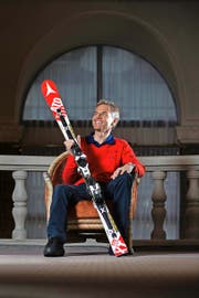 Heute bringt er jungen Skitalenten bei, wie man Rennen gewinnt, früher raste er selber die Pisten runter: Ski waren und sind für Franz Heinzer treue Begleiter in seinem Leben. (Bild Roger Grütter)