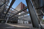 Das «Stahlgerippe» auf der Baustelle des Zentrums für Notfall- und Intensivmedizin des Luzerner Kantonsspitals. Der Neubau entsteht auf der Rückseite des Bettenhochhauses in Richtung Friedental. (Bild Dominik Wunderli)