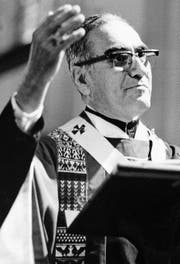 Erzbischof Óscar Arnulfo Romero (1917–1980) bei einer Predigt in San Salvador am 17. Oktober 1979.