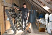Pirmin Kunz, Geschäftsführer der Kegelbahntechnik Hüswil, auf der Heubühne. (Bild: Niels Jost)