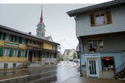 Der «Ochsen» (links im Bild) ist denkmalgeschützt und kann deshalb nicht gemäss den Wünschen der Eigentümer umgebaut werden. (Bild Maria Schmid)