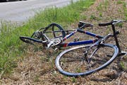 Risiko Fahrradfahren. In Zell stürzte eine Velofahrerin direkt vor ein fahrendes Auto. (Bild: Archiv / Keystone)