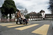 Unter anderem wird der Fussgängerstreifen an der Steinhofstrasse beim Altersheim Eichhof saniert. (Bild: Corinne Glanzmann / Neue LZ)