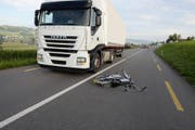 Warum es zur Kollision zwischen dem Lastwagen und dem Mofa kam, kann die Polizei derzeit noch nicht sagen. (Bild: Luzerner Polizei)