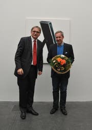 Marcel Glanzmann erhält den Preis der Jury, übergeben von Franz Enderli, Vorsteher des Bildungs- und Kulturdepartements Kanton Obwalden. (Bild: pd)