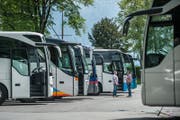 Schon heute parkieren im Brüelmoos viele Cars. (Bild: Boris Bürgisser (Luzern, 18. Mai 2016).)