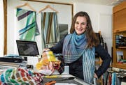 Caroline Flueler im Atelier in Oberwil-Zug. Sie trägt natürlich selbst eines ihrer Foulards. (Bild: Philipp Schmidli)