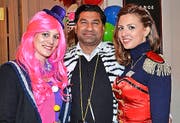 Zirkuswelt im Schweizerhof: Viviane Hägler (links), Shahid Saleem und Noëlle Tschan. (Bild: su)
