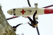 So kann es im Ernstfall aussehen: Dieses Archivbild zeigt allerdings eine Rettungsübung bei Schattdorf. (Bild: Keystone / Urs Flüeler)
