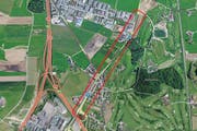 Auf der Chamer- und Luzernerstrasse in Rotkreuz wird neuer Strassenbelag aufgebracht. (Bild: search.ch / luzernerzeitung.ch)