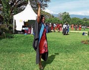 Siael Mkonyi feiert ihren Bachelor-Abschluss. (Bild: PD (Moshi, Tansania, 18. November 2017))