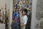 Stoffe zum Träumen: Tina Moor, Leiterin Textildesign an der Luzerner Hochschule, mit Stoffmuster. (Bild: Nadia Schärli / Neue LZ)