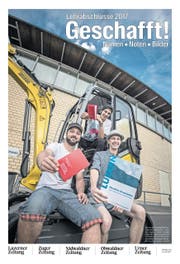 Sie sind jetzt ausgebildete Baumaschinenmechaniker: Aaron Leu (hinten), Silvan Lüscher (links) und Joshua Arnold durften in Nottwil ihre Lehrabschlusszeugnisse in Empfang nehmen. (Bild: Pius Amrein (Nottwil, 7. Juli 2017))