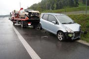 Der Abschleppdienst musste diese zwei Autos bergen. (Bild Zuger Polizei)