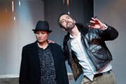 Auch Yang Sun (Thomas Kühl, rechts) versucht, Shen Te, hier als Shui Ta (Sandra Kull), auszunützen. (Bild: Stefan Kaiser (Zug, 16. Januar 2018))