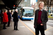 Stadtrat Adrian Borgula (Grüne) am Sonntagnachmittag am Busperron beim Bahnhof Luzern. Er sieht aufgrund des Abstimmungsresultats seine Verkehrspolitik bestätigt. (Bild: Philipp Schmidli / Neue LZ)