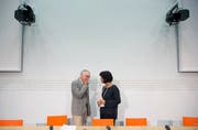Bundesrätin Doris Leuthard diskutiert mit ihrem Vorgänger im Verkehrsdepartement, alt Bundesrat Moritz Leuenberger. Das Bild entstand im letzten Sommer. (Bild: Keystone / Peter Klaunzer)