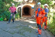 Oben: Der Eingang zum Stadtratsbunker, fotografiert anlässlich einer kürzlichen Probesprengung im Musegghügel. Unten rechts: Skizze des Regierungsratsbunkers aus dem Jahr 1982. (Bilder Nadia Schärli/PD)