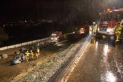 Die Rettungskräfte beim Bergen das Unfallautos. (Bild: Freiwillige Feuerwehr Zug (Baar, 11. November 2017))