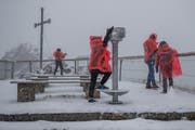 Touristen bei starkem Schneefall auf dem Pilatus am Sonntag, 5. November 2017. (Bild: Philipp Schmidli (Alpnach, 5. November 2017))