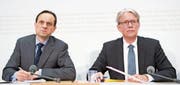 Finma-Direktor Mark Branson (links) und Thomas Bauer, Präsident des Finma-Verwaltungsrats. (Bild: Anthony Anex/Keystone (Bern, 4. April 2017))
