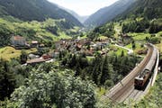 Die Gotthard-Bergbahn führt unter anderem durch das Urner Reusstal und die Gemeinde von Wassen, wo sich den Fahrgästen ein wunderschönes Panorama bietet. (Bild: Keystone/Urs Flüeler)