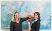 Reisen für ihre Kunden nicht nur in Gedanken um die Welt: Monika Elmiger (links) und Frieda Bässler. (Bild: Nadia Schärli (Luzern, 26. Februar 2018))