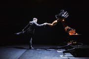 Huang Yi und seine Industrieroboterin Kuka sind ein ungewöhnliches Tanzpaar. (Bild: PD/Jacob Blickenstaff)